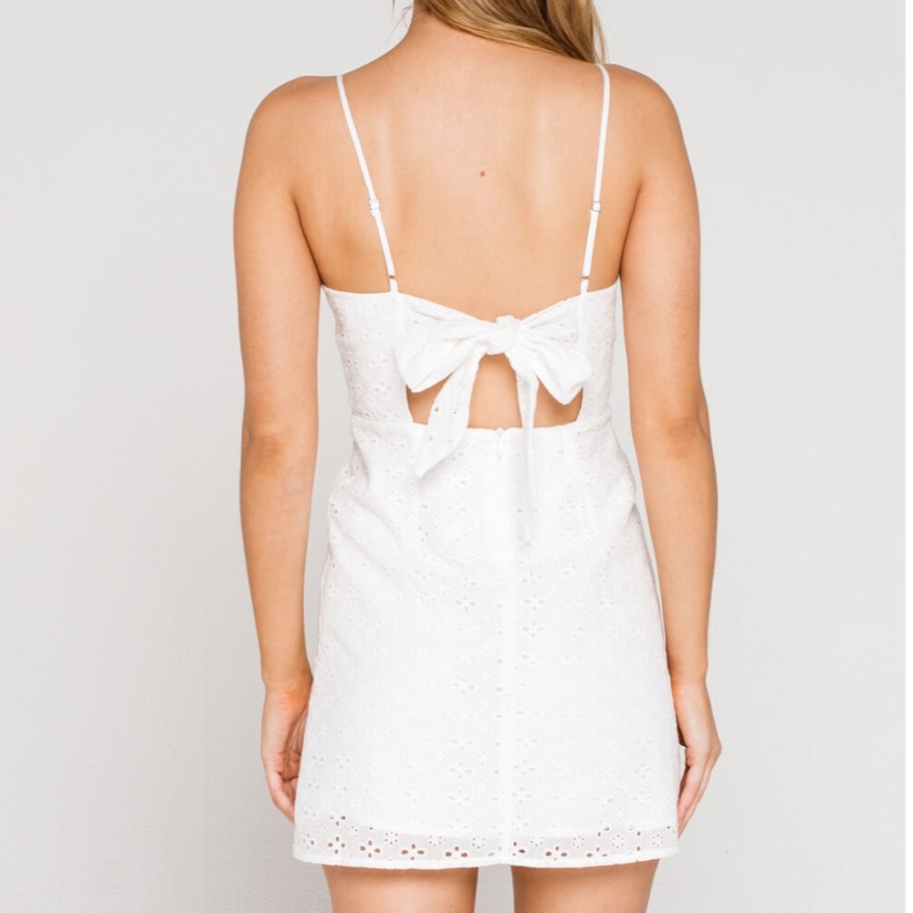 Ivy and Main White Eyelet Tie-Back Dress - Picture 3 of 8